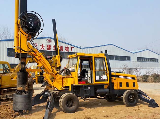 小型輪式旋挖機，適合於房屋建築、道路橋梁施工和建築工地使用。